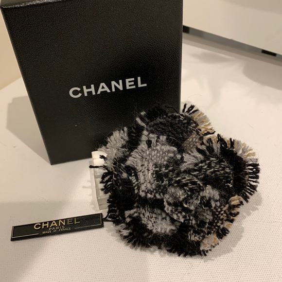 RARE 🦄 CHANEL🖤New Tweed Frayed Fray Raw Edge Camellia Flower Floral Brooch Pin - Picture 1 of 16
